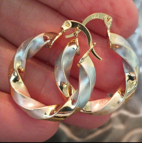 🎄14k Gold Plated Tri Tone Earrings - Picture 3 of 17